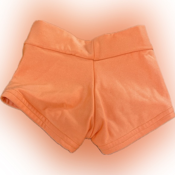 Details Dancewear Short
Bright orange short shorts
Child size small (4/5) - Picture 2 of 2
